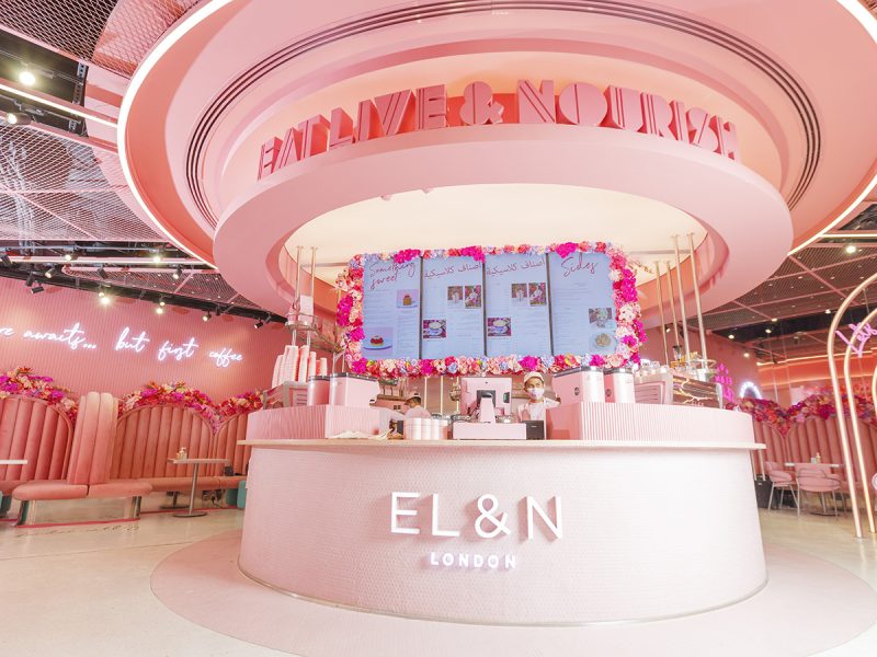 E&N London Panorama Mall: pink floral café with round counter